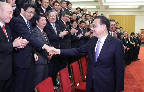 李克强会见日本经济界代表团