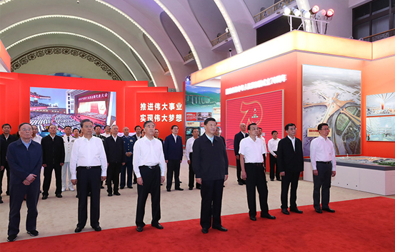 习近平在参观“伟大历程 辉煌成就——庆祝中华人民共和国成立70周年大型成就展”时强调 高举旗帜团结一致锐意进取 为夺取新时代中国特色社会主义伟大胜利不懈奋进